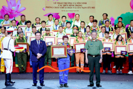 Bà Đỗ Thị Loan – GĐ XNXD PETEC Hải Phòng vinh dự nhận bằng khen gương điển hình tiên tiến trong phòng trào PCCC và CNCH.